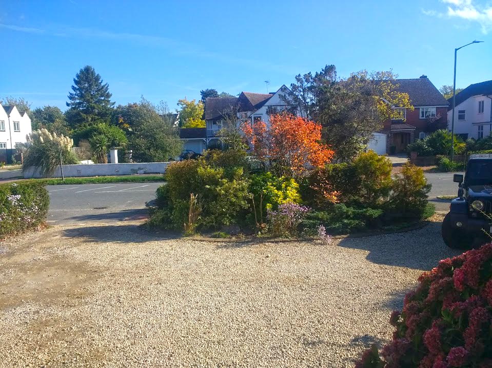 Front gravel drive with crowded plating, before refurbishment